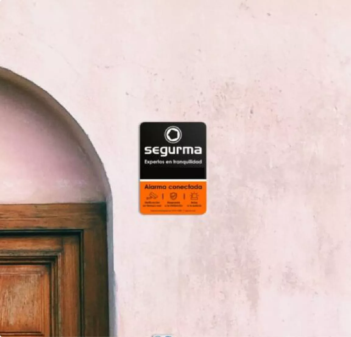 Placa d'alarma connectada Segurma a la façana d'un habitatge