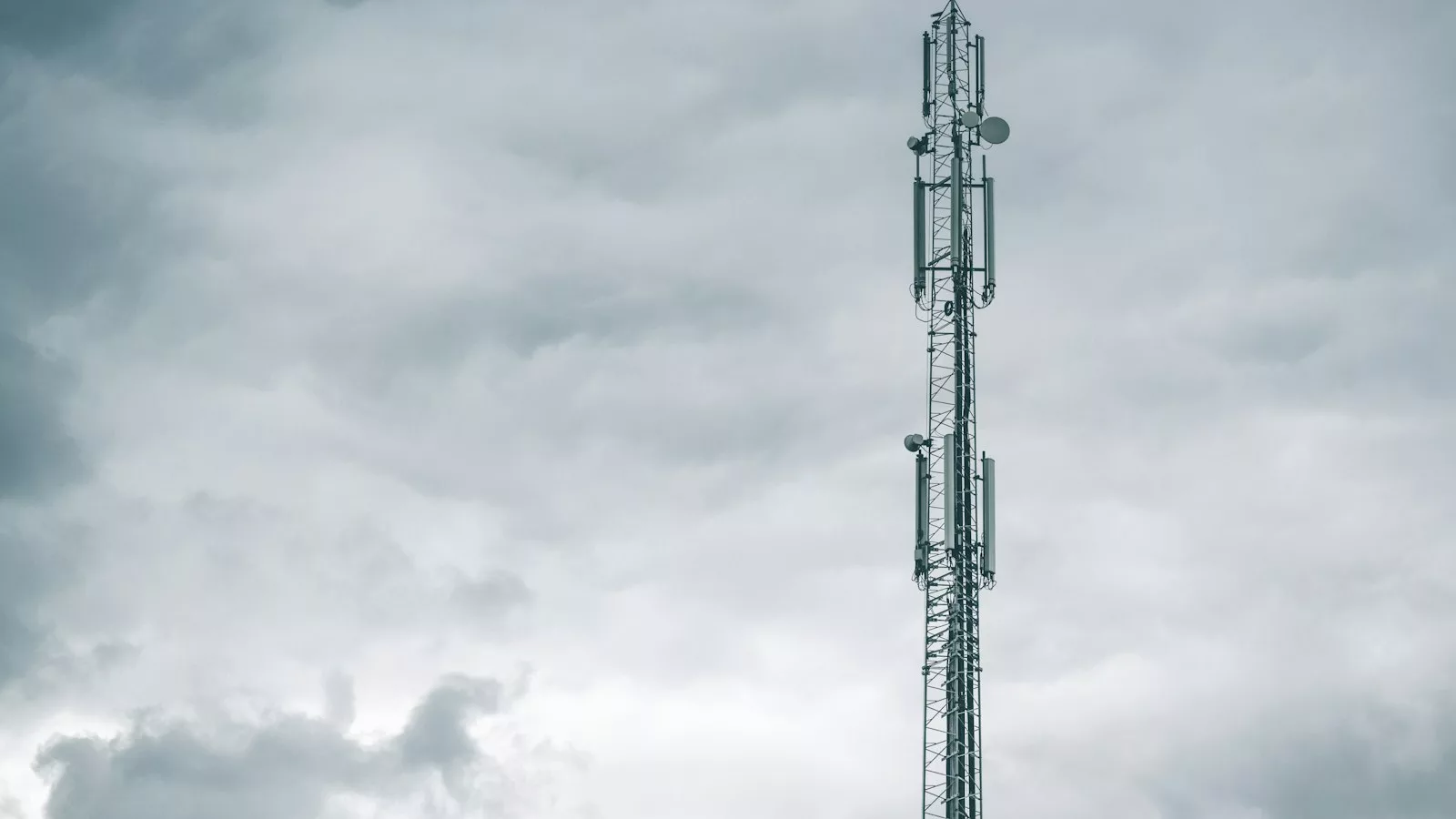 Torre de ràdio gris sota cel ennuvolat durant el dia