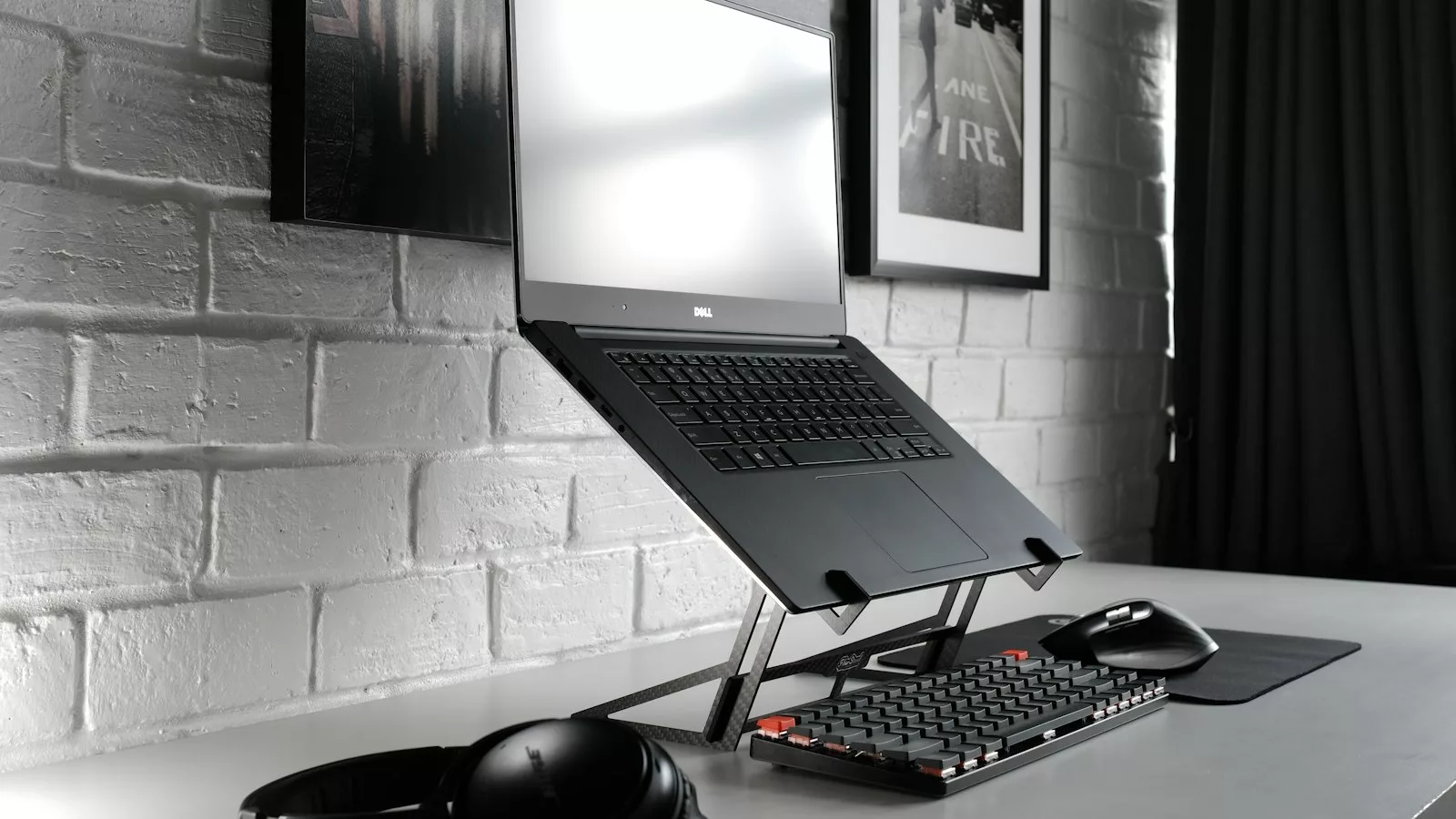 Monitor de pantalla plana negre i teclat d'ordinador negre