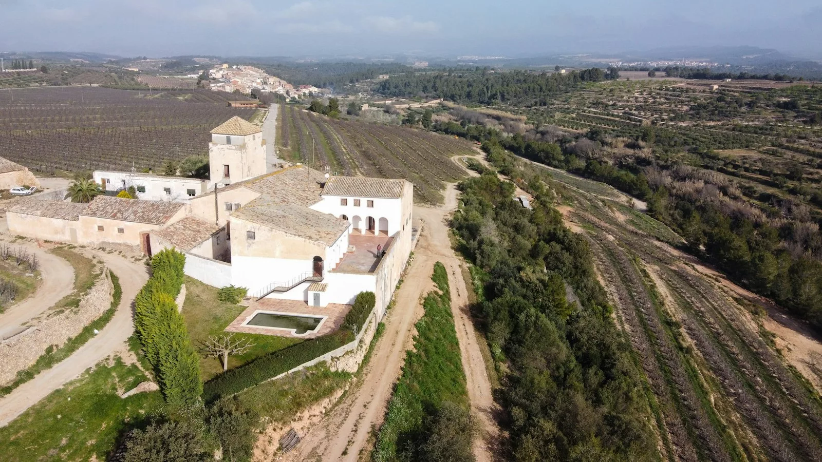 Edifici de formigó blanc sobre camp d'herba verda durant el dia