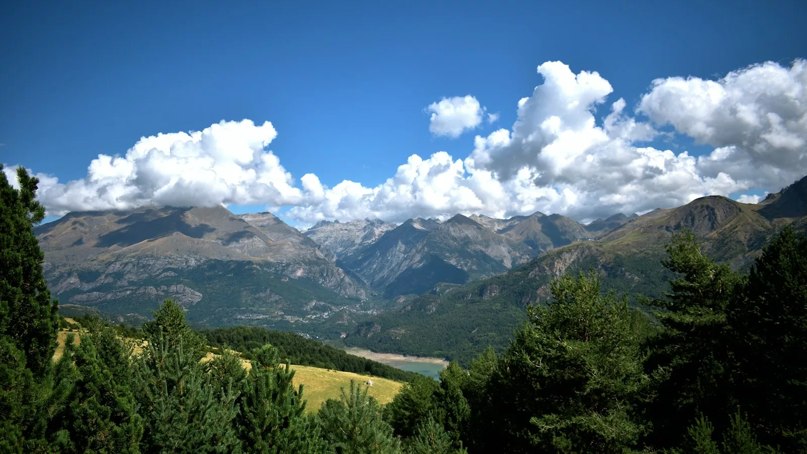 Una vista panoràmica d'una serralada amb núvols al cel