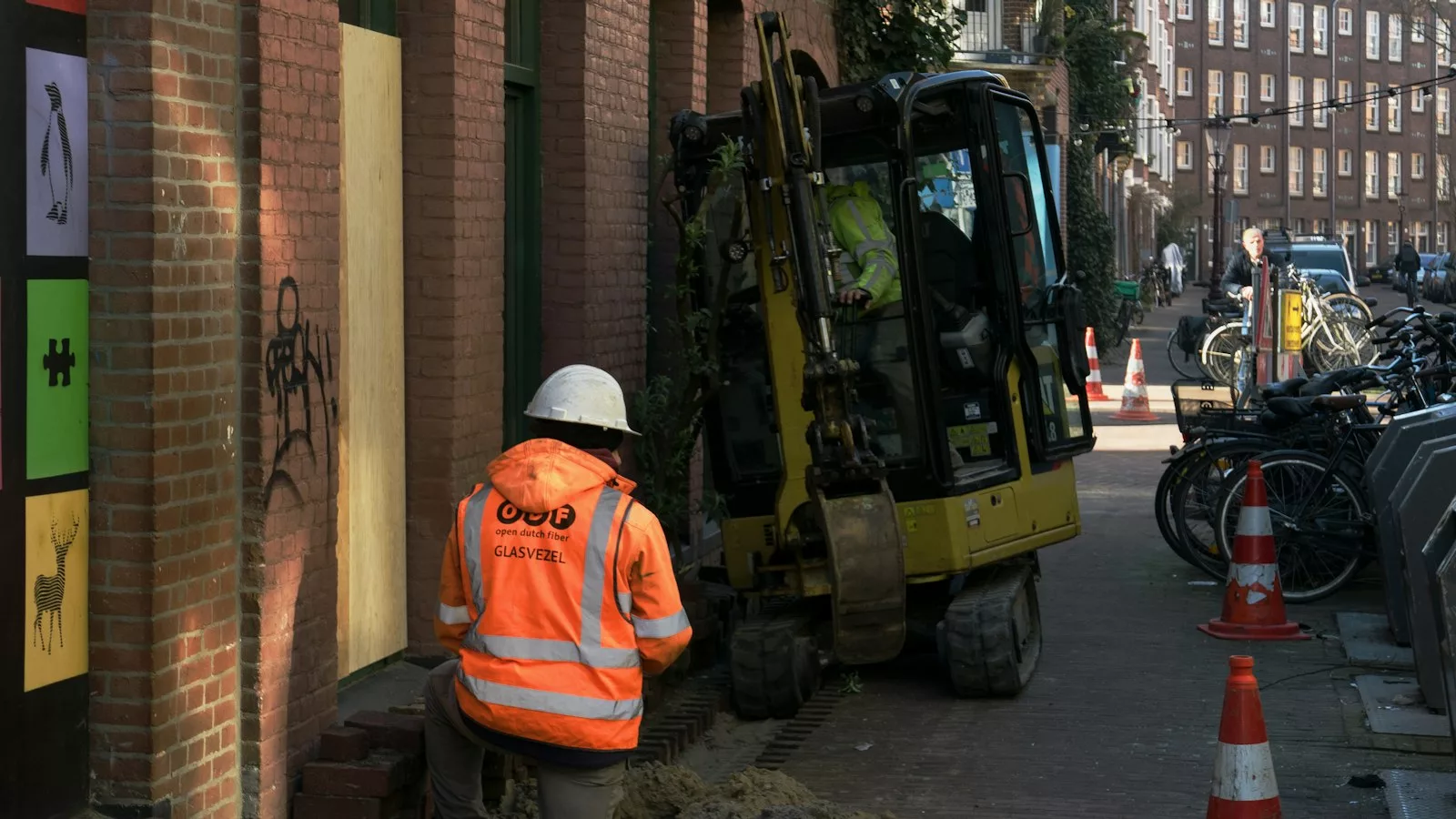 Un obrer de construcció dreta a costat d'un camió de construcció