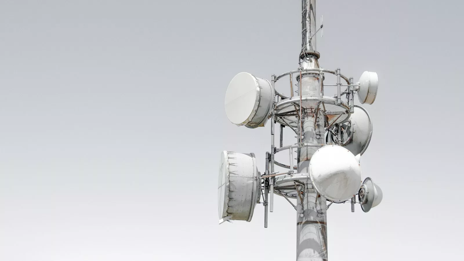 Torre de metall gris amb accessoris